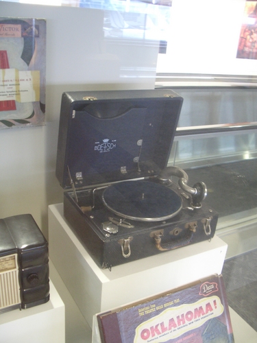 [Picture: Bros. 30 record player]