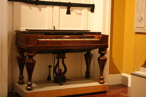 [Picture: Old keyboard instrument 2]