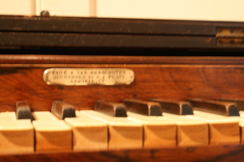 [Picture: Old keyboard instrument 4]