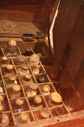 [Picture: Surgeon’s Chest with Medicine and Post-Mortem Dissection Equipment 2]