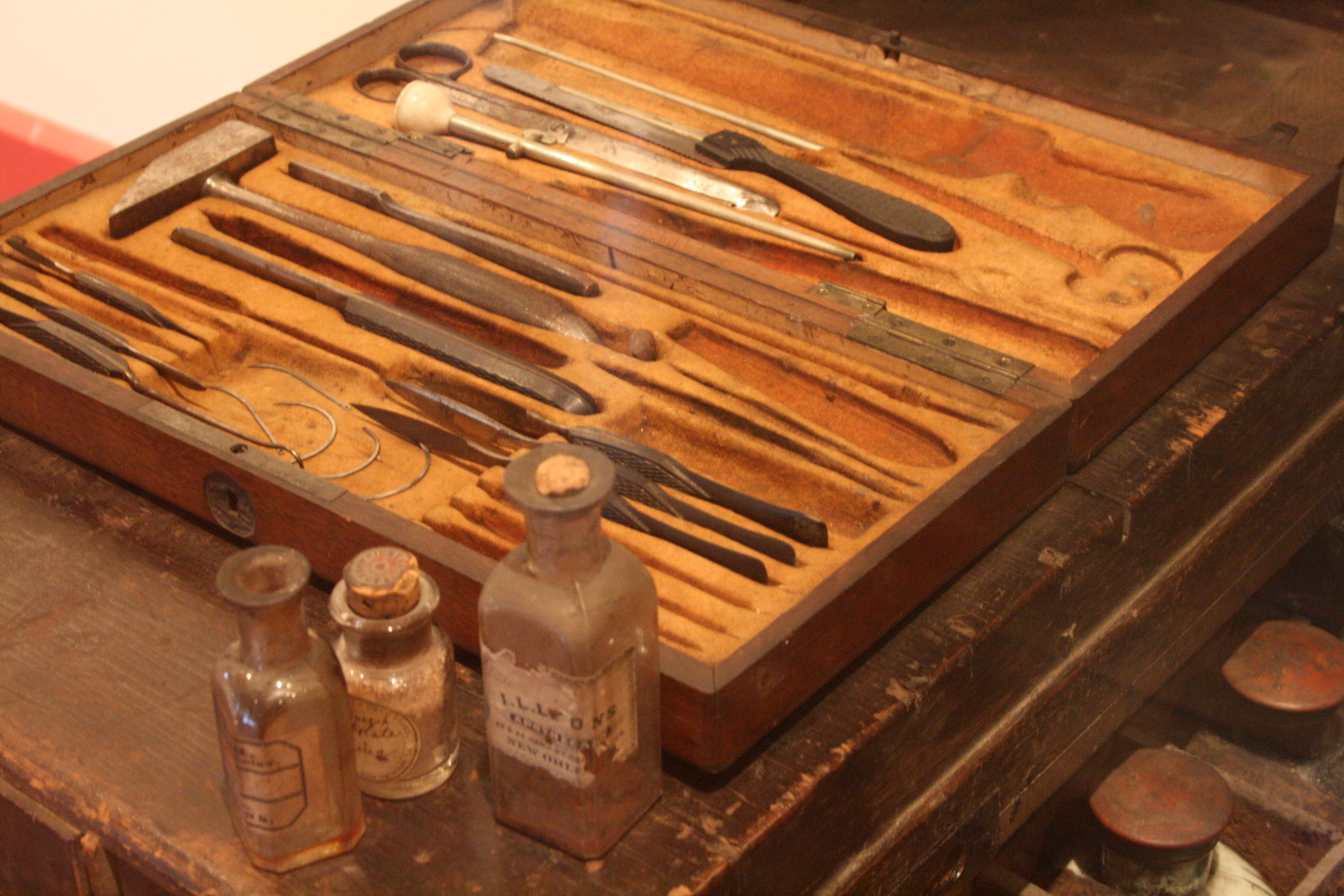 [Picture: Surgeon’s Chest with Medicine and Post-Mortem Dissection Equipment 4]