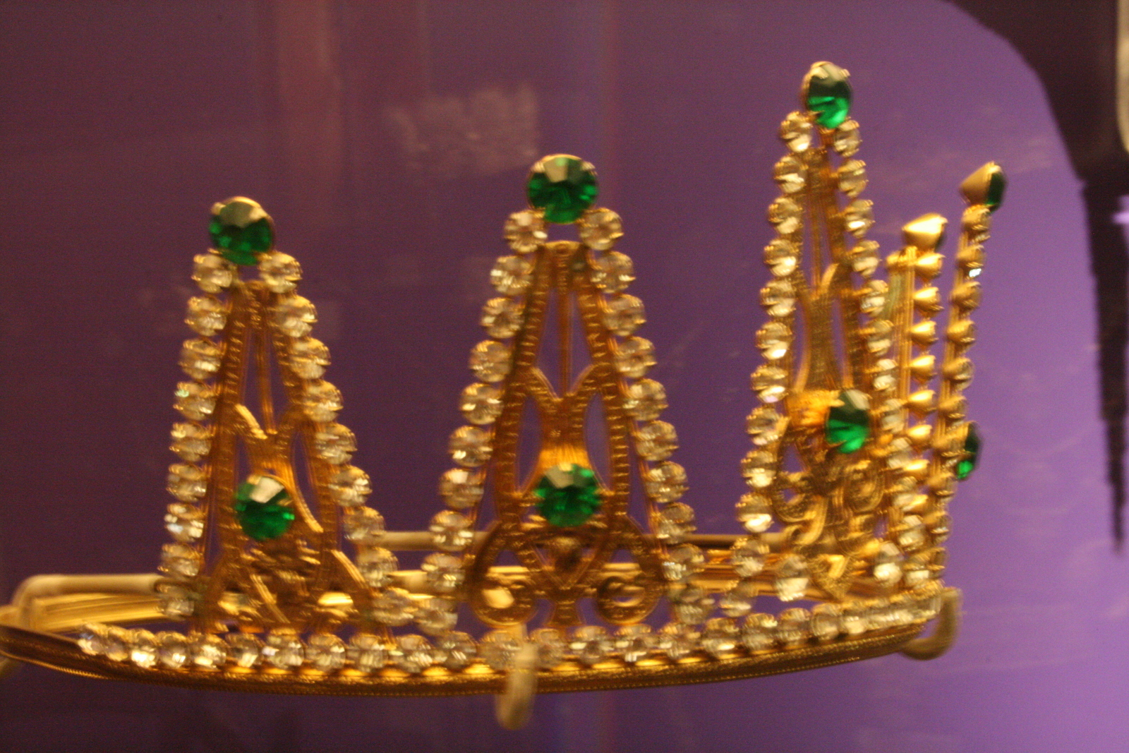 [Picture: Blurry crown 3]