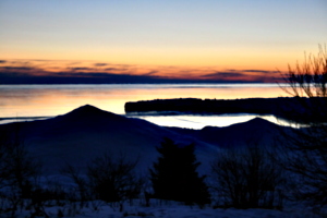 [picture: Sunset over a frozen Lake Ontario 3]