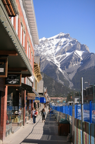 [Picture: Banff Ave with Boutique Stores]