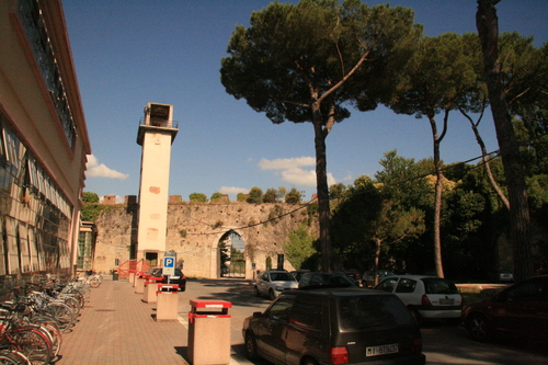 [Picture: Gate in Pisa city walls 3]
