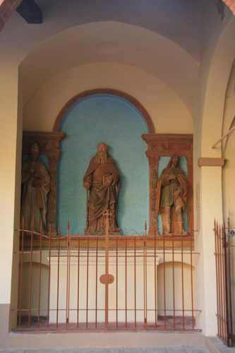 [Picture: Three statues]