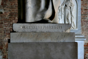 [picture: Statue of Leonardo Fibonacci 5: pedimental inscription]