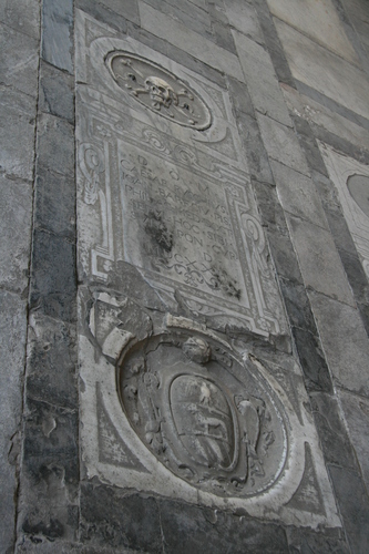 [Picture: The skull and crossbone tombstone]