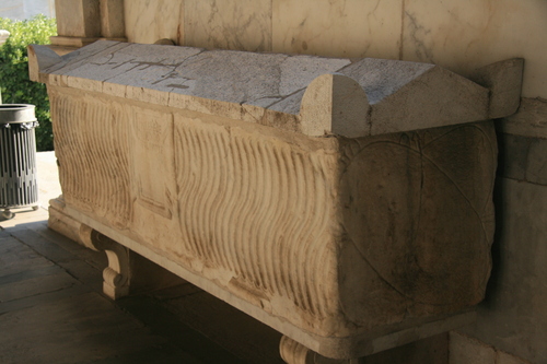 [Picture: Rectangular sarcophagus with fluting.]