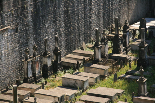 [Picture: Jewish Cemetary 8: broken columns]