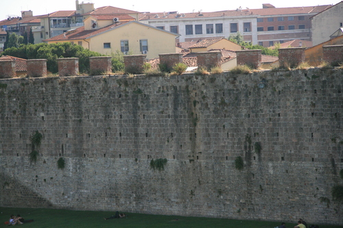 [Picture: City wall]