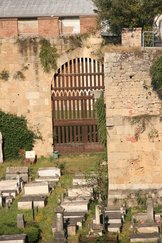 [Picture: Jewish Cemetary 23: the gate]