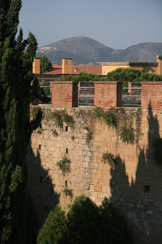 [Picture: City wall in the early evening sun]