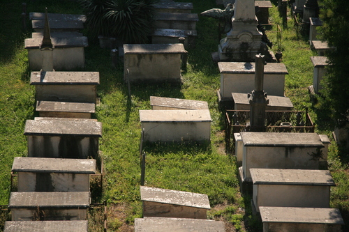 [Picture: Jewish Cemetary 26: table-top tombs]