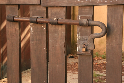 [Picture: Jewish Cemetary 32: The gate is closed]