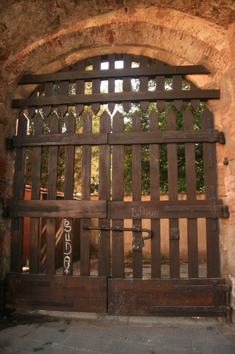 [Picture: Jewish Cemetary 33: the locled gate]
