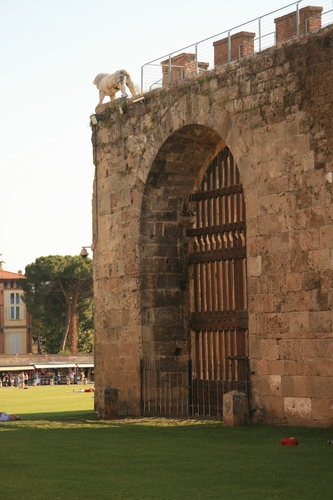 [Picture: Jewish Cemetary 34: the gate in the wall]