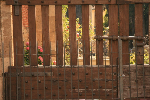 [Picture: Jewish Cemetary 39: through the gate 2]