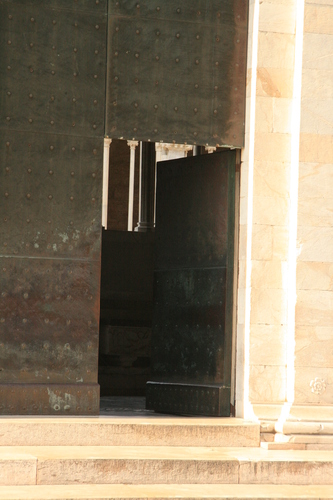 [Picture: Entrance to the cemetery 2]