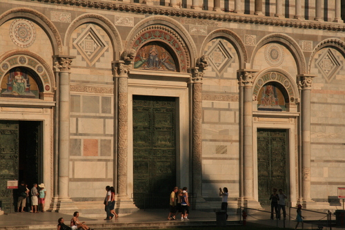 [Picture: Entrance to the Duomo 1]