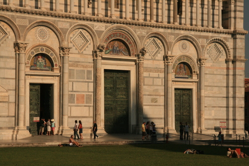 [Picture: Entrance to the Duomo 2]