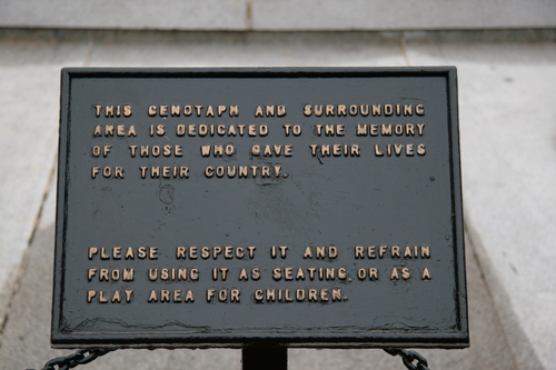 [Picture: George Square 4: Cenotaph caption]