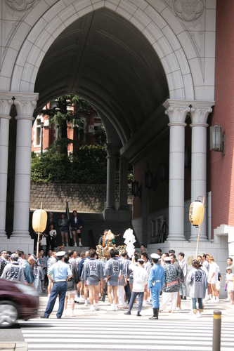 [Picture: Procession 1: Carrying the mikoshi]