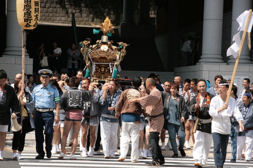 [Picture: Procession 5: Stop the traffic!]