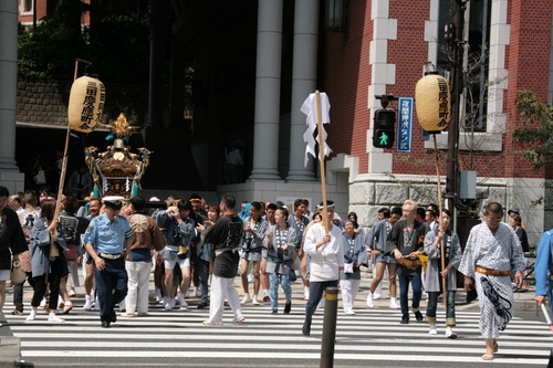 [Picture: Procession 6: crossing the street]