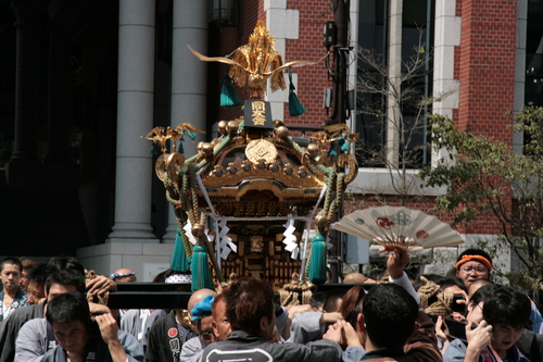 [Picture: Procession 7: The Mikoshi is carried past]