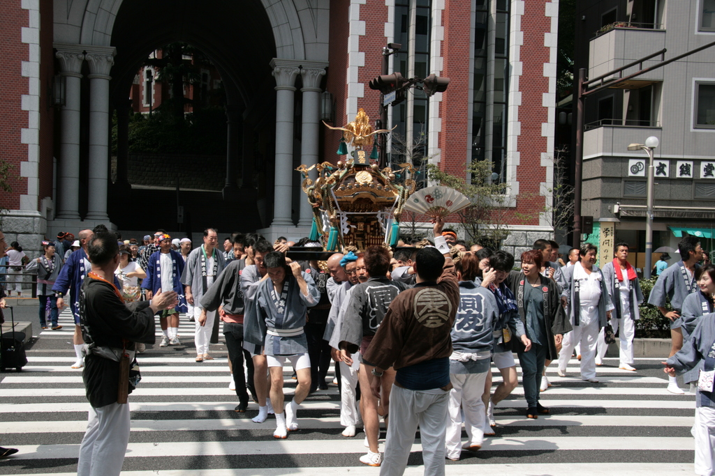 [Picture: Procession 8: Crossing the street]