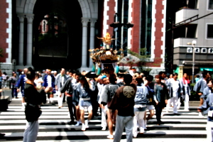 [Picture: Procession 8: Crossing the street]