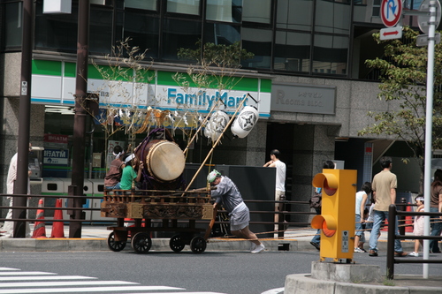 [Picture: Pushing the drum]