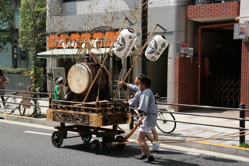 [Picture: Over there!  The drum cart.]