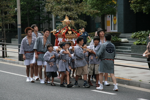 [Picture: Children carrying the mikoshi]