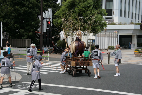 [Picture: The drum-cart turns]
