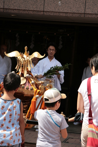 [Picture: Welcoming the mikoshi 1]