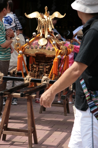 [Picture: mikoshi poles]