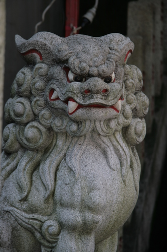 [Picture: Guardian temple lion on the other side]