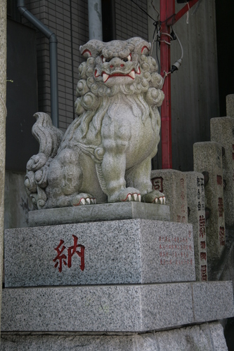 [Picture: Other lion with pedastal]