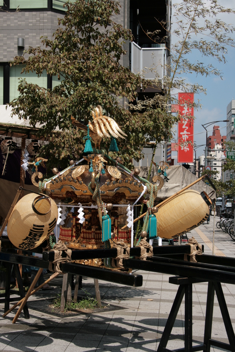 [Picture: Mikoshi parked]