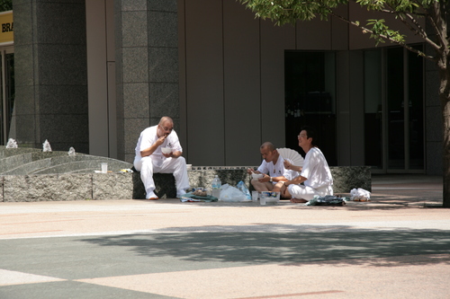 [Picture: A quick snack on the street]