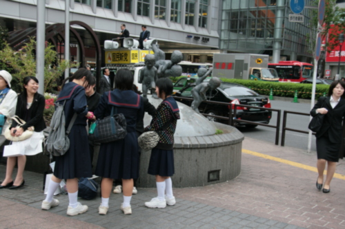 [Picture: Big square 14: Schoolgirls by the statue]