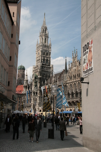 [Picture: Marienplatz 3]