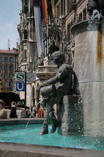 [Picture: Fountain in Marienplatz]
