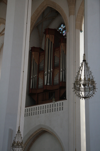 [Picture: organ case]