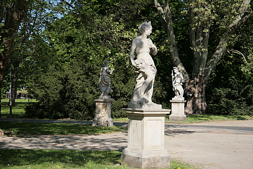 [Picture: Three Statues]