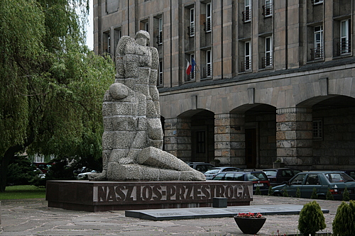 [Picture: Statue in the Park]